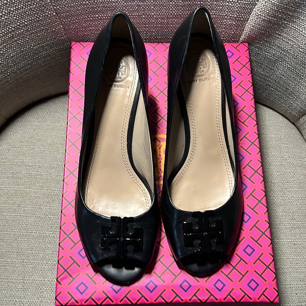 Tory Burch Lowell Peep Toe Wedge. Black. Size 8